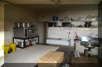 Pictures of the well equipped kitchen