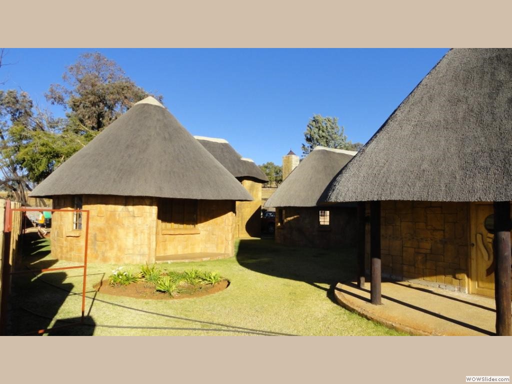Rondavel at house with bathroom en-suite.